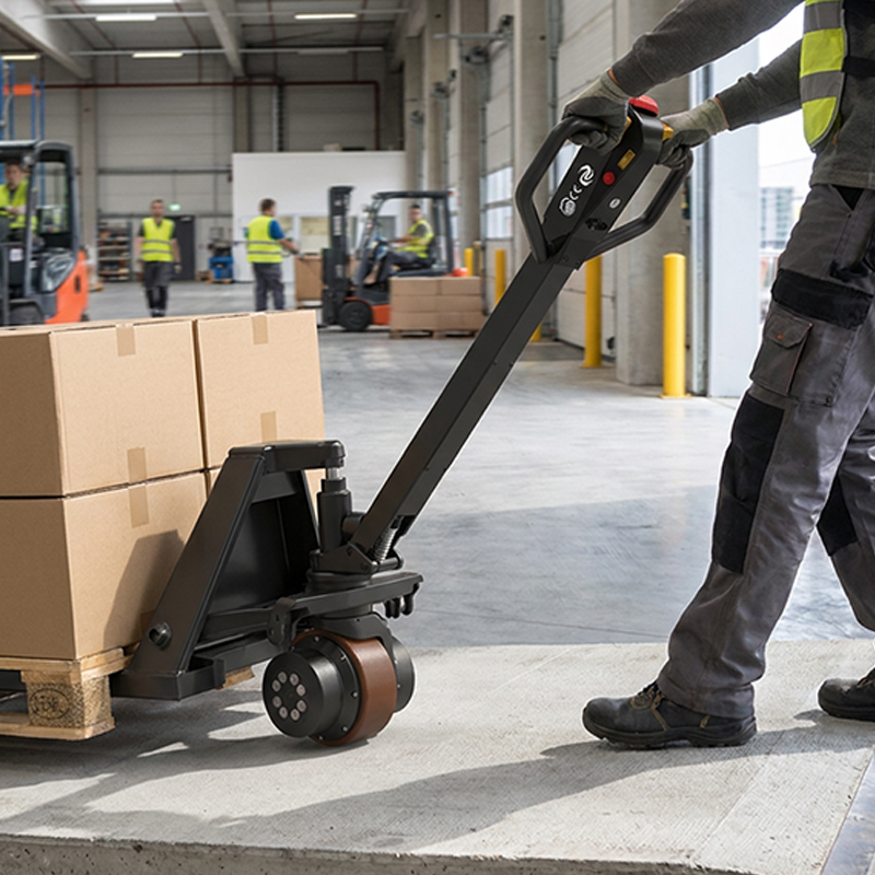 Electric pallet truck with powerful dual-motor drive units and a wireless remote control handle